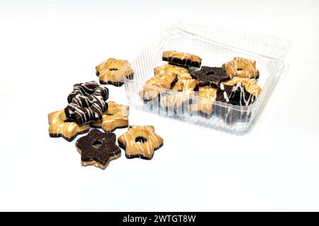 Sur un fond blanc se trouvent des cookies créés avec l'ajout de cacao. Biscuits de deux couleurs et goûts. Banque D'Images