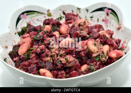 La salade est faite de betteraves rouges bouillies et de haricots blancs, avec l'ajout d'herbes et d'épices. Banque D'Images