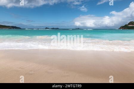 Plage de sable blanc dans les Caraïbes. Plage de St Jean, St Barth, Antilles. Banque D'Images