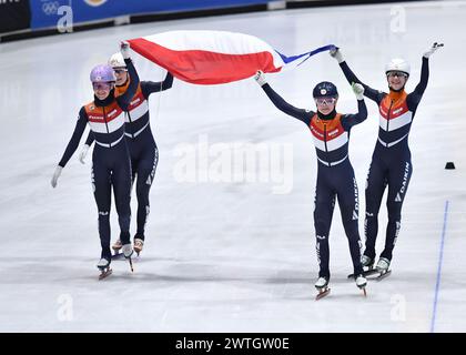 Rotterdam, pays-Bas. 17 mars 2024. L'équipe des pays-Bas célèbre le relais féminin sur 3000 m aux Championnats du monde de patinage de vitesse sur courte piste 2024 de l'ISU à Rotterdam, pays-Bas, le 17 mars 2024. Crédit : Lian Yi/Xinhua/Alamy Live News Banque D'Images