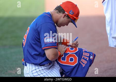 Port St Lucie, FL : Drew Gilbert (89), droite des mets de New York, autographe son maillot pour l'arrêt court des nationaux de Washington, Trey Lipscomb (38) après an Banque D'Images