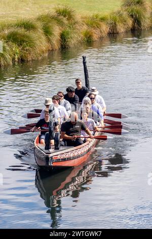 Balade touristique dans un canoë maori waka sur la rivière Avon, Christchurch Central, Christchurch, Canterbury, Nouvelle-Zélande Banque D'Images