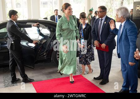 Dhaka, Bangladesh. 18 mars 2024. La princesse Victoria arrive à l'hôtel InterContinental de Dhaka, au Bangladesh, le 18 mars 2024. SAR la Princesse héritière Victoria de Suède visite le Bangladesh en tant qu'Ambassadrice itinérante du PNUD du 18 au 22 mars 2024. Photo : Henrik Montgomery/TT/code 10060 crédit : TT News Agency/Alamy Live News Banque D'Images