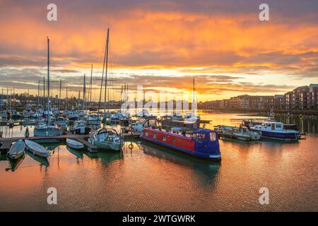 Preston, Lancashuire. 18 mars 2024. Météo britannique. Réflexions comme le soleil se lève sur la Marina à Preston., sur ce qui devrait être une semaine plus brillante avec des températures printanières supérieures à la moyenne. soleil et nuages éparpillés autour. Les régions du nord-ouest sont censées être humides et venteuses dans l'après-midi. Crédit ; MediaWorldImages/AlamyLiveNews Banque D'Images