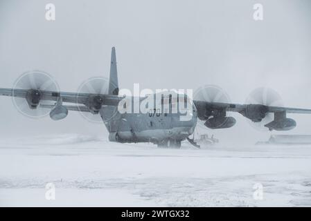 Les pilotes du corps des Marines des États-Unis avec le Marine Aerial Refueler transport Squadron (VMGR) 252, 2nd Marine Aircraft Wing, se préparent à faire rouler un KC-130J Super Hercules Banque D'Images