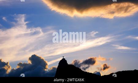 Silhouette de la montagne Corcovado et Christ Rédempteur parmi les nuages au crépuscule - Rio de Janeiro, Brésil Banque D'Images