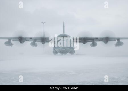 Les pilotes du corps des Marines des États-Unis avec le Marine Aerial Refueler transport Squadron (VMGR) 252, 2nd Marine Aircraft Wing, se préparent à faire rouler un KC-130J Super Hercules Banque D'Images