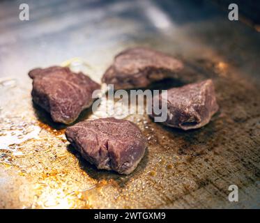Succulentes portions épaisses et juteuses de steak de filet grillé Banque D'Images