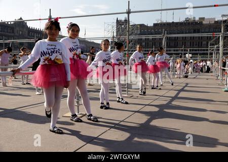 Mexico, Mexique. 17 mars 2024. Les filles participent à la danseuse principale du Staatsballett Berlin, la classe de ballet massive d'Elisa Carrillo Cabrera dans le cadre du Women's Time : Festival for Equality in the Zocalo, à Mexico, au Mexique, le 17 mars 2024. (Photo de Luis Barron/Eyepix Group) (photo de Eyepix/NurPhoto) crédit : NurPhoto SRL/Alamy Live News Banque D'Images