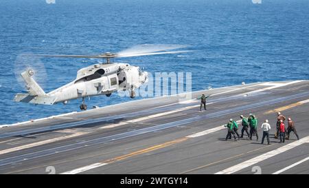 MER DE CHINE MÉRIDIONALE (10 mars 2024) un MH-60R Sea Hawk, affecté au « Wolf Pack » de l’Helicopter maritime Strike Squadron (HSM) 75, décolle Banque D'Images