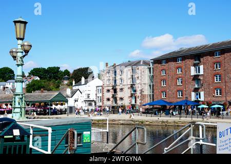 Vue sur la rivière Exe vers les boutiques et restaurants le long de l'East Quay avec Butts Ferry station au premier plan, Exeter, Devon, Royaume-Uni, Europe. Banque D'Images