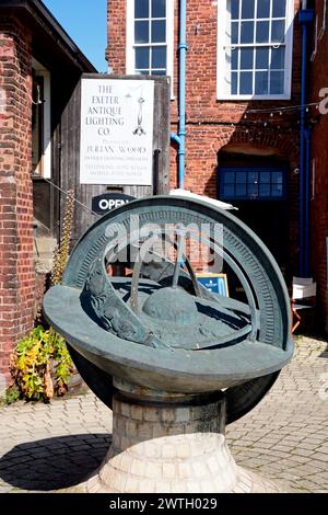 La sphère armillaire à la mémoire de Sylvia Bull par la Custom House le long du front de mer, Exeter, Devon, Royaume-Uni, Europe. Banque D'Images