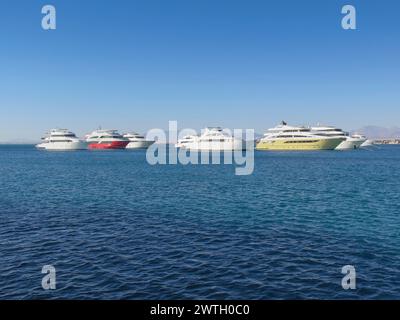 Yachten, Ausflugsschiffe vor Hurghada, Ägypten Banque D'Images