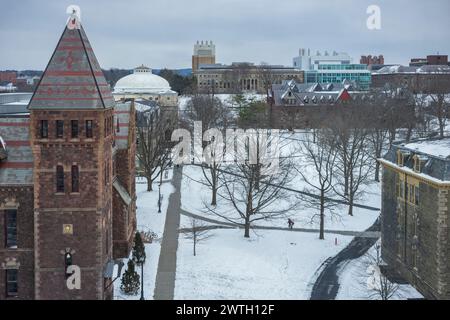 Cornell University, une université de recherche privée et statutaire de la Ivy League à Ithaca, New York, photographiée un jour d'hiver couvert avec de la neige sur le sol Banque D'Images