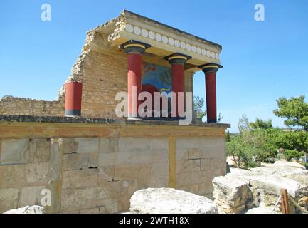 Ancienne maison de douane reconstruite à l'entrée nord du Palais de Knossos, site du patrimoine mondial de l'UNESCO sur l'île de Crète en Grèce Banque D'Images