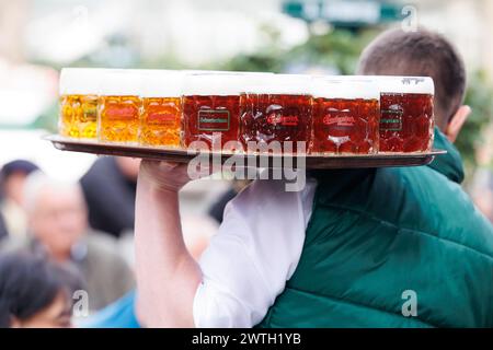 Ouverture de la Schweizerhaus dans le Prater le vendredi 15 mars 2024 à Vienne, Autriche. Un serveur avec des tasses à bière - 20240315 PD3623 crédit : APA-PictureDesk/Alamy Live News Banque D'Images