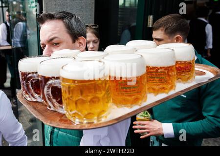 Ouverture de la Schweizerhaus dans le Prater le vendredi 15 mars 2024 à Vienne, Autriche. Un serveur avec des tasses à bière - 20240315 PD3612 crédit : APA-PictureDesk/Alamy Live News Banque D'Images