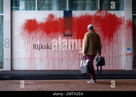 LA HAYE - le ministère des Affaires étrangères enduit de peinture rouge. La destruction du bâtiment de Rijnstraat a été faite par un groupe d'action palestinien qui tient le gouvernement néerlandais complice "du génocide en Palestine". ANP LAURENS VAN PUTTEN pays-bas Out - belgique Out Banque D'Images