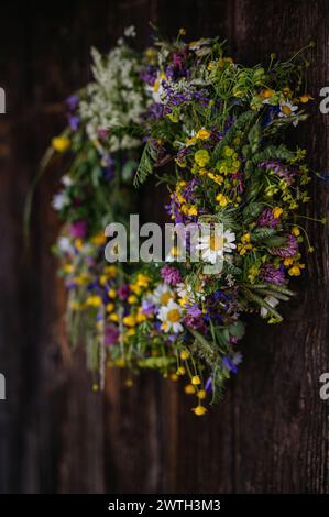 Belle couronne florale de fleurs de prairie. Une variété colorée de fleurs sauvages d'été. Banque D'Images