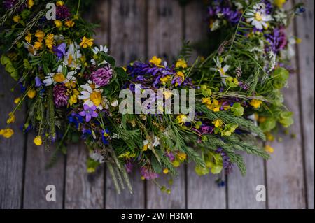 Belle couronne florale de fleurs de prairie. Une variété colorée de fleurs sauvages d'été. Banque D'Images