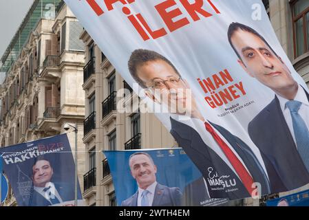 Istanbul, Turquie. 16 mars 2024 affiches électorales municipales locales pour les candidats représentant le Parti populaire républicain turc ou CHP et AKP Banque D'Images