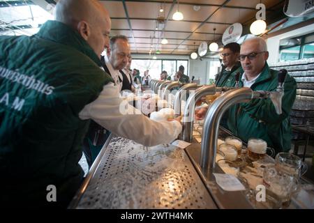 AUTRICHE ; VIENNE ; 20240315 ; verres avec bière Budweiser fraîchement tirée à la pression pendant la saison ouverture dans le célèbre restaurant Schweizerhaus (Swisshouse) dans le parc d'attractions Prater de Vienne, à Vienne, le 15 mars 2024. Le restaurant Schweizerhaus est connu pour son stelzen de porc et sa bière Budweisser. - 20240315 PD17010 crédit : APA-PictureDesk/Alamy Live News Banque D'Images