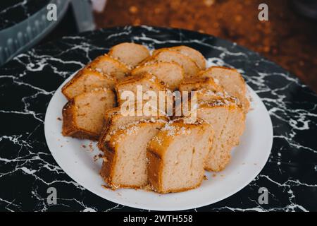 Maroc les tranches de gâteau citron livre maison sur plateau en verre sont Banque D'Images