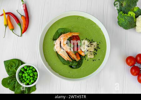 Soupe de fruits de mer avec épinards et croûtons, champignons. Décoré de crevettes. Copier l'espace Banque D'Images