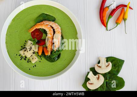 Soupe de fruits de mer avec épinards et croûtons, champignons. Décoré de crevettes. Copier l'espace Banque D'Images