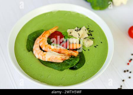 Soupe de fruits de mer avec épinards et croûtons, champignons. Décoré de crevettes. Copier l'espace Banque D'Images