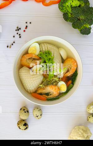 Soupe de fruits de mer avec calmars, crevettes et oeufs durs. Aliments diététiques. Copier l'espace Banque D'Images