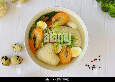 Soupe de fruits de mer avec calmars, crevettes et oeufs durs. Aliments diététiques. Copier l'espace Banque D'Images