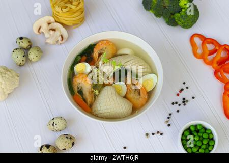 Soupe de fruits de mer avec calmars, crevettes et oeufs durs. Aliments diététiques. Copier l'espace Banque D'Images