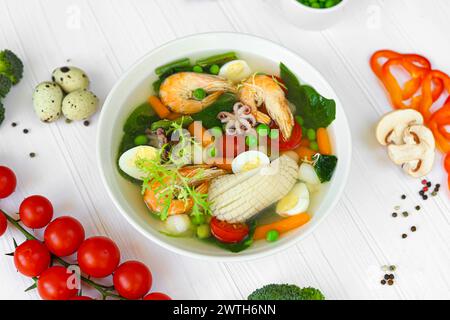 Soupe de fruits de mer avec calmars, crevettes et oeufs durs. Aliments diététiques. Copier l'espace Banque D'Images