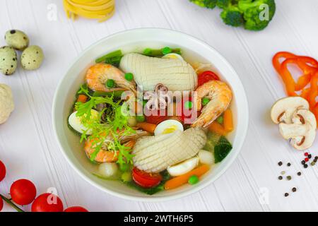 Soupe de fruits de mer avec calmars, crevettes et oeufs durs. Aliments diététiques. Copier l'espace Banque D'Images