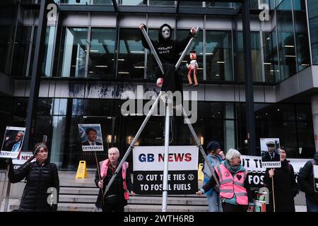 DATE RECORD NON INDIQUÉE contestation climatique : extinction Rebellion cible GB News à Londres L'action couper les liens avec les combustibles fossiles, organisée par extinction Rebellion XR. Les militants de XR ciblent GB News pour ne pas avoir dit la vérité sur le changement climatique et l’industrie des combustibles fossiles, plaidant pour une transition urgente vers les énergies renouvelables. Londres Angleterre Royaume-Uni Copyright : xJoaoxDanielxPereirax Banque D'Images