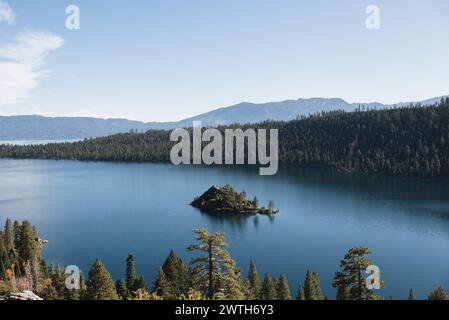 Belle eau bleue à Emerald Bay dans le lac Tahoe, Californie Banque D'Images