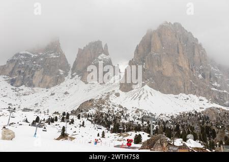 Chalet de ski enneigé dans les montagnes des Dolomites, Italie Banque D'Images