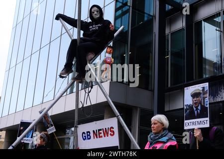 DATE RECORD NON INDIQUÉE contestation climatique : extinction Rebellion cible GB News à Londres L'action couper les liens avec les combustibles fossiles, organisée par extinction Rebellion XR. Les militants de XR ciblent GB News pour ne pas avoir dit la vérité sur le changement climatique et l’industrie des combustibles fossiles, plaidant pour une transition urgente vers les énergies renouvelables. Londres Angleterre Royaume-Uni Copyright : xJoaoxDanielxPereirax Banque D'Images