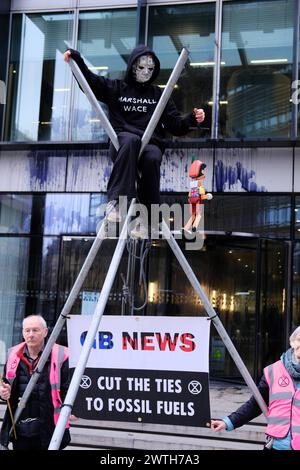 DATE RECORD NON INDIQUÉE contestation climatique : extinction Rebellion cible GB News à Londres L'action couper les liens avec les combustibles fossiles, organisée par extinction Rebellion XR. Les militants de XR ciblent GB News pour ne pas avoir dit la vérité sur le changement climatique et l’industrie des combustibles fossiles, plaidant pour une transition urgente vers les énergies renouvelables. Londres Angleterre Royaume-Uni Copyright : xJoaoxDanielxPereirax Banque D'Images