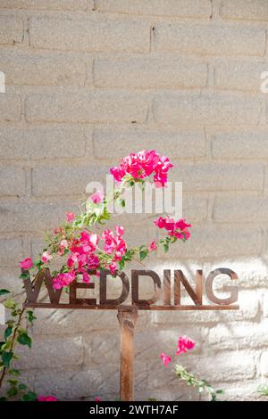 signe de mariage contre le mur avec mur de mariage bougainvilliers Banque D'Images