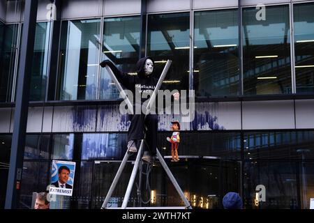 DATE RECORD NON INDIQUÉE contestation climatique : extinction Rebellion cible GB News à Londres L'action couper les liens avec les combustibles fossiles, organisée par extinction Rebellion XR. Les militants de XR ciblent GB News pour ne pas avoir dit la vérité sur le changement climatique et l’industrie des combustibles fossiles, plaidant pour une transition urgente vers les énergies renouvelables. Londres Angleterre Royaume-Uni Copyright : xJoaoxDanielxPereirax Banque D'Images