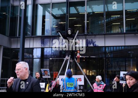 DATE RECORD NON INDIQUÉE contestation climatique : extinction Rebellion cible GB News à Londres L'action couper les liens avec les combustibles fossiles, organisée par extinction Rebellion XR. Les militants de XR ciblent GB News pour ne pas avoir dit la vérité sur le changement climatique et l’industrie des combustibles fossiles, plaidant pour une transition urgente vers les énergies renouvelables. Londres Angleterre Royaume-Uni Copyright : xJoaoxDanielxPereirax Banque D'Images