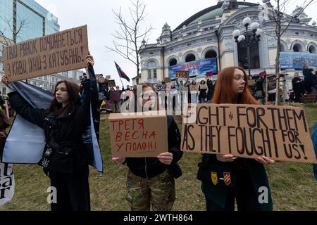 KIEV, UKRAINE - 17 MARS 2024 - les participants tiennent des pancartes pendant l'action 'ne soyez pas silencieux! La captivité tue!', Kiev, capitale de l'Ukraine. Banque D'Images