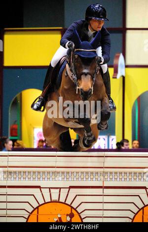 Paris, France. 17 mars 2024. Wilma HELLSTROM (SWE) chevauchant QUINTI VON HOF lors du saut-Hermès, événement équestre FEI CSI 5 le 17 mars 2024 au Grand Palais éphémère à Paris, France - photo Christophe Bricot/DPPI crédit : DPPI Media/Alamy Live News Banque D'Images