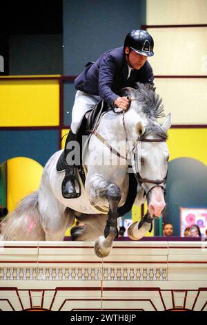 Paris, France. 17 mars 2024. Santiago LAMBRE (BRA) Riding ZEUSZ lors du saut-Hermès, événement équestre FEI CSI 5 le 17 mars 2024 au Grand Palais éphémère à Paris, France - photo Christophe Bricot/DPPI crédit : DPPI Media/Alamy Live News Banque D'Images