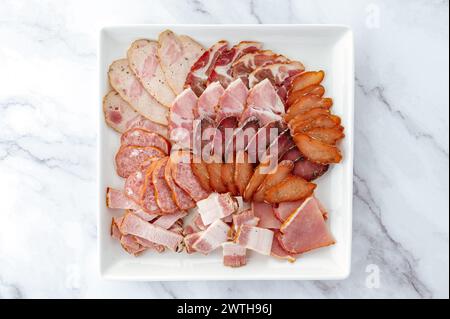 assiette à viande avec saucisse et viande assorties Banque D'Images