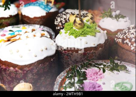 Brunch de Pâques avec pâtisseries sur la table des fêtes. Pain de Pâques sur la table des fêtes de Pâques. Banque D'Images