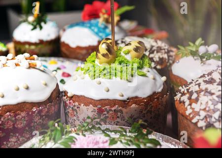 Brunch de Pâques avec pâtisseries sur la table des fêtes. Pain de Pâques sur la table des fêtes de Pâques. Banque D'Images