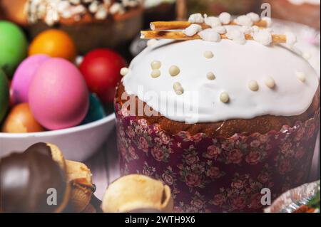 Brunch de Pâques avec pâtisseries sur la table des fêtes. Pain de Pâques sur la table des fêtes de Pâques. Banque D'Images